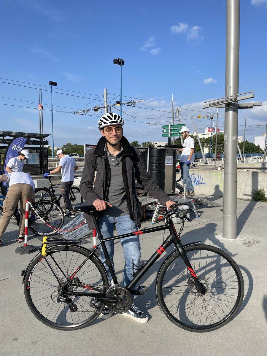 LAVOVELO_France's tweet photo. [Témoignage client] Alban avoue ne pas trop nettoyer son #vélo de #velotaf : "J'habite en appartement et je n'ai pas la place pour le faire."

Après nous avoir repéré sur les réseaux sociaux, il a sauté sur l'occasion quand il nous a croisé…. et il  est "satisfait du résultat" ! https://t.co/YESJa5t0xx