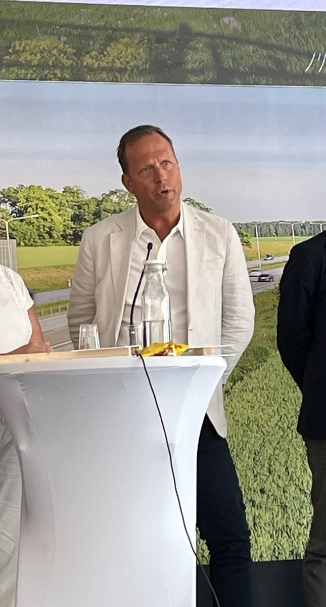 VW-chefen <a href="/StenForsberg/">Sten Forsberg</a> på <a href="/mobility_sweden/">Mobility Sweden</a> seminarium i #almedalen2023 : 90% av våra elbilskunder bor i villa. Det är en rättvisefråga att även de i flerbostadshus ska ha möjlighet till laddning och därmed kunna ställa om. #svpol #swegreen #elbil