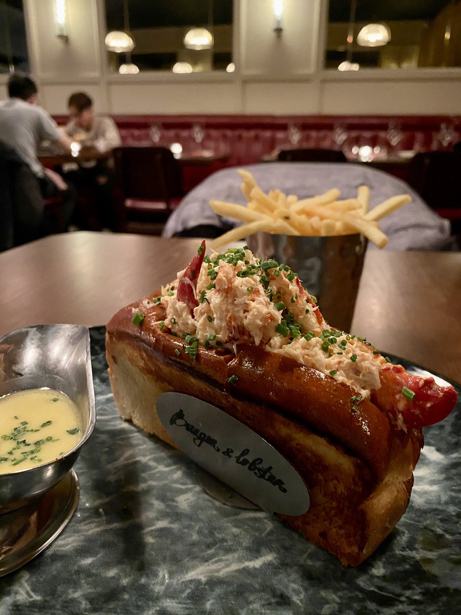 bilgecontent's tweet photo. Londradan selamlar,

Burger &amp; Lobster - Soho 

Original roll dediğiniz zaman tüm ıstakoz yerine bu şiir gibi Brioche’u ile hazırlanmış servis ediliyor.

Yanındaki sarımsak limon sosu elzemdir. https://t.co/9jdf0TpSJq