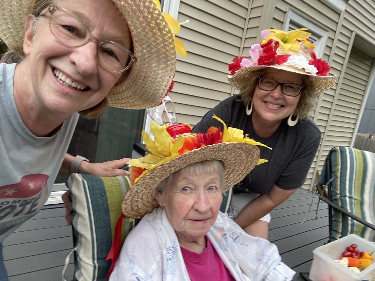 ⁦<a href="/BradPaisley/">Brad Paisley</a>⁩ Mom is turning 90!  Hummingbird deck party to celebrate.  #youonlygetsomanysummers