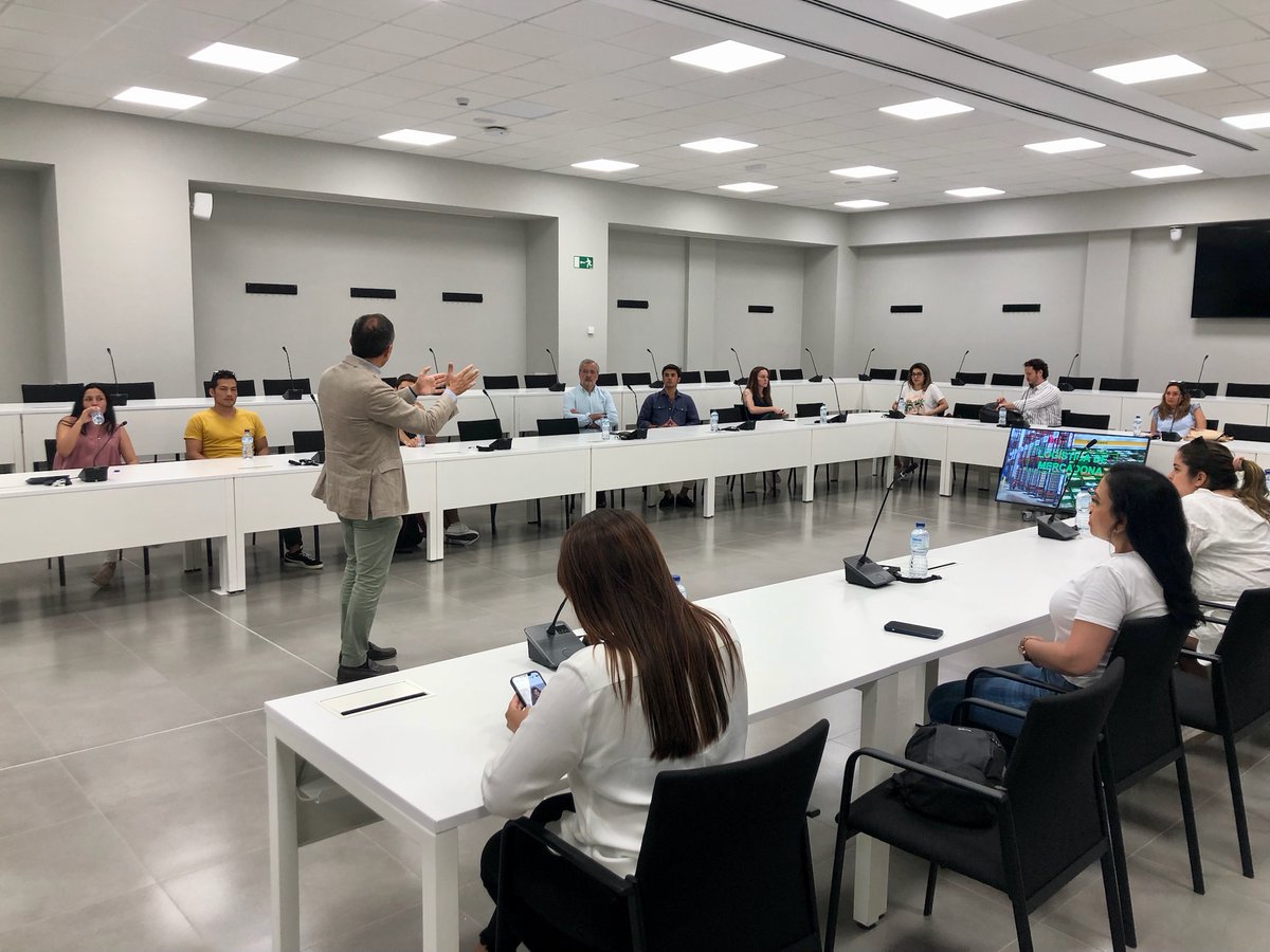 EUDEbusiness's tweet photo. #LearningTrip | Esta semana en @EUDEbusiness, hemos vuelto a poner en marcha una nueva edición de nuestros LearningTrip. En esta ocasión, el destino elegido ha sido #Valencia.📌🌎
Durante dos días nuestros alumnos conocerán la realidad empresarial de #Mercadona y Coca Cola. 📸⬇ https://t.co/WXFxdWWIE5