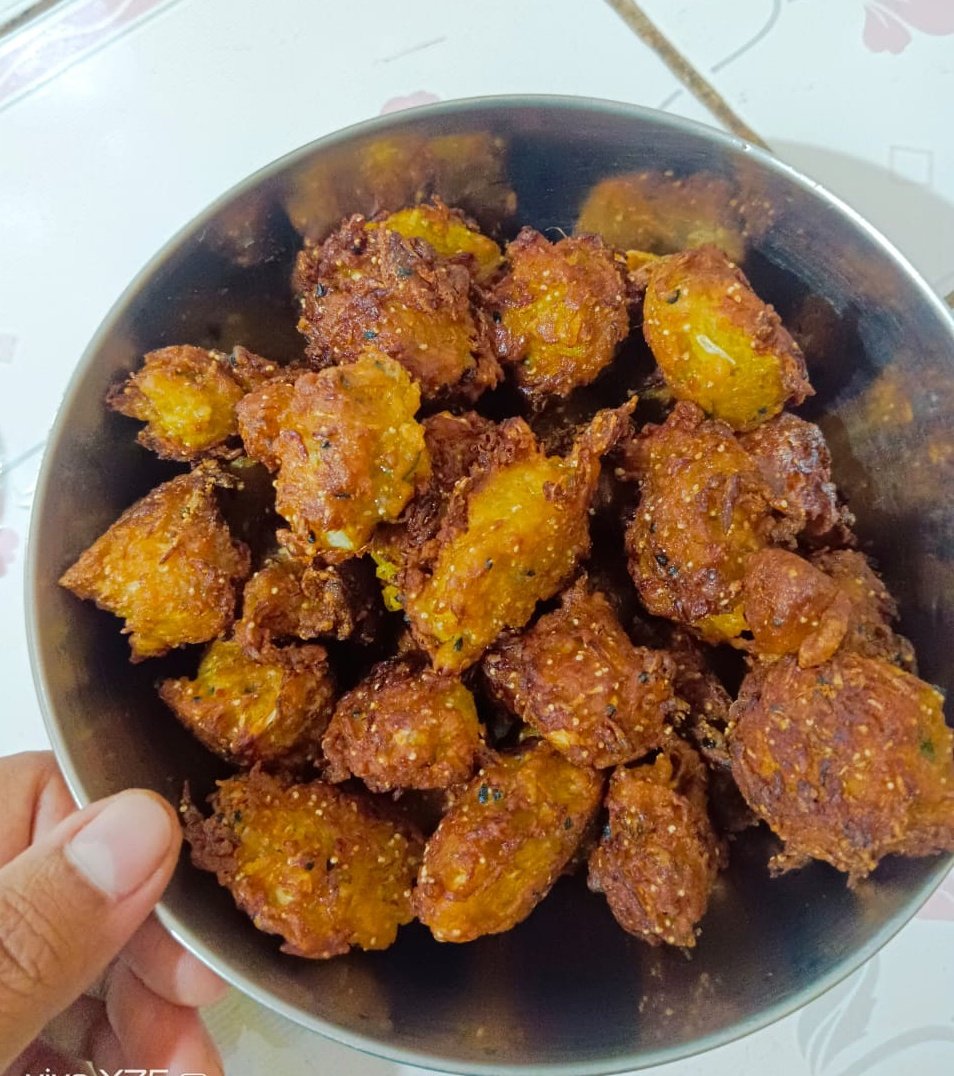 dadofbonhisha's tweet photo. @DharaOils #ContestAlert #FavouriteRecipe #Dhara
This is my Favourite Recipe, specially monsoon time evening snacks by me : Veg Pakoda.
Recipe ingredients: Cabbage, carrot, potato, Green Chilli, ginger , Besan, Popeye Seed, Black Cumin, black pepper , rock Salt, salt & Mustard Oil. https://t.co/TtafePe9gB
