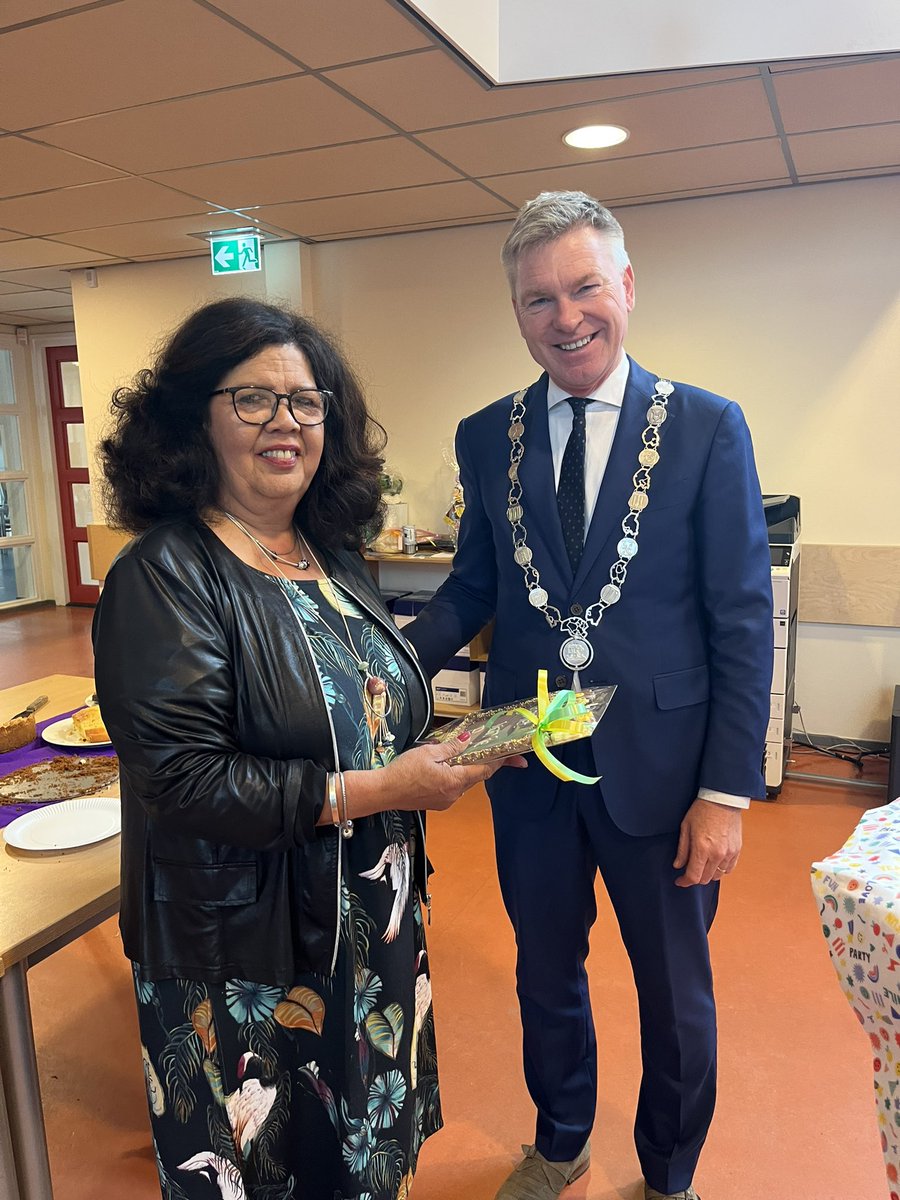 Juf Coby gaat met pensioen! Mevr. C. van Doorn zit 43 jaar in het onderwijs en heeft hele periode op basisschool 't Schrijverke gewerkt, vnl. als kleuterjuf. Zij zal ongeveer 1000 Hellevoetse kinderen les hebben gegeven. Ik dankte haar namens het gemeentebestuur #VoorneaanZee