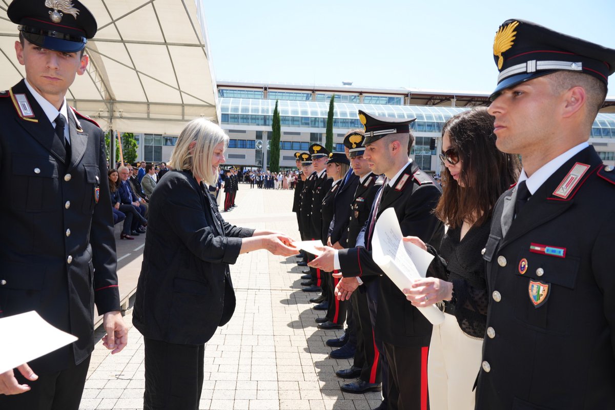 UNI_FIRENZE's tweet image. Stamani, alla presenza della rettrice @_alexpetrucci, la premiazione dei Marescialli e degli studenti universitari che hanno conseguito la laurea triennale in Scienze giuridiche e della sicurezza di #Unifi 
#giurisprudenza @_Carabinieri_ #StudentiUnifi