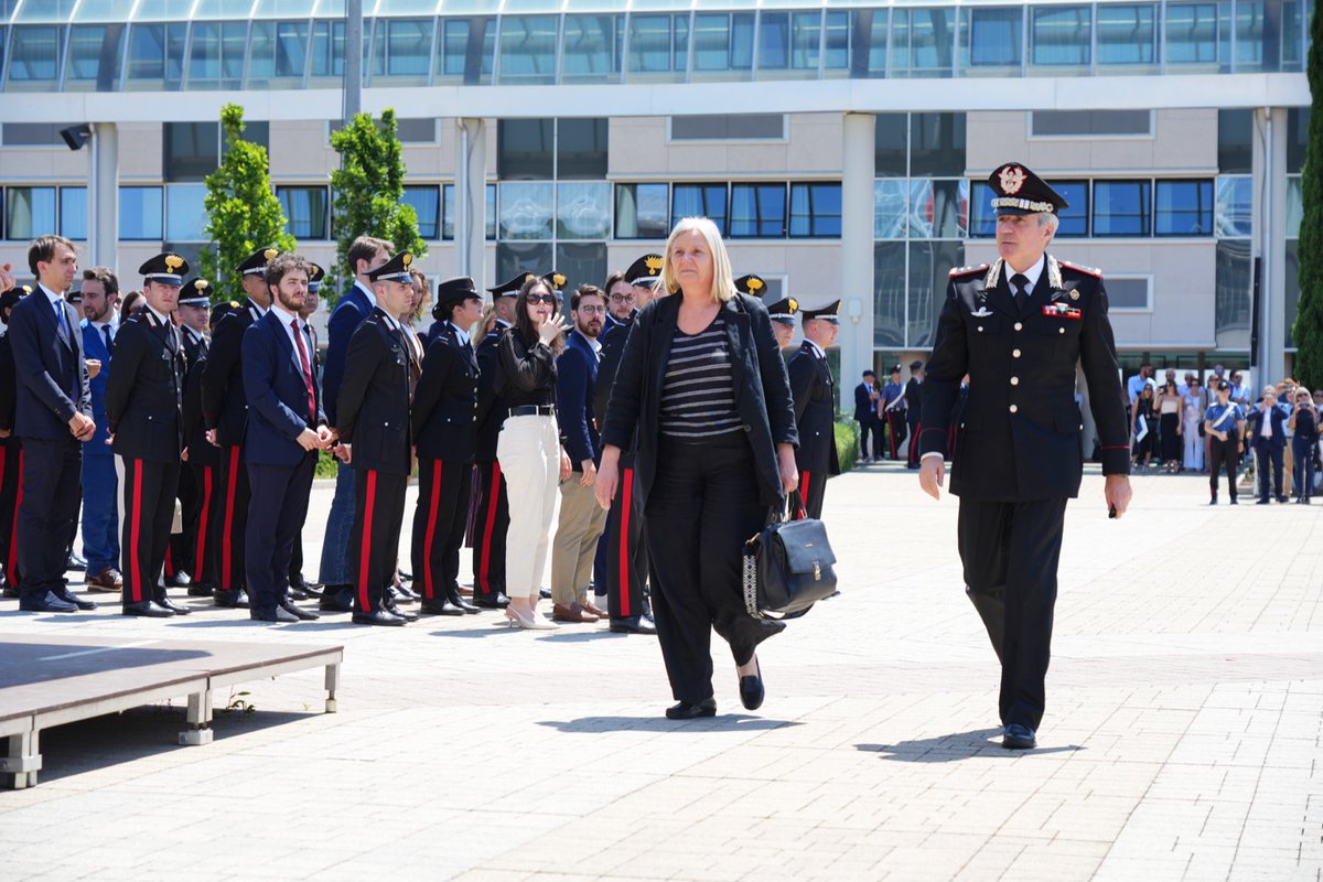 UNI_FIRENZE's tweet image. Stamani, alla presenza della rettrice @_alexpetrucci, la premiazione dei Marescialli e degli studenti universitari che hanno conseguito la laurea triennale in Scienze giuridiche e della sicurezza di #Unifi 
#giurisprudenza @_Carabinieri_ #StudentiUnifi