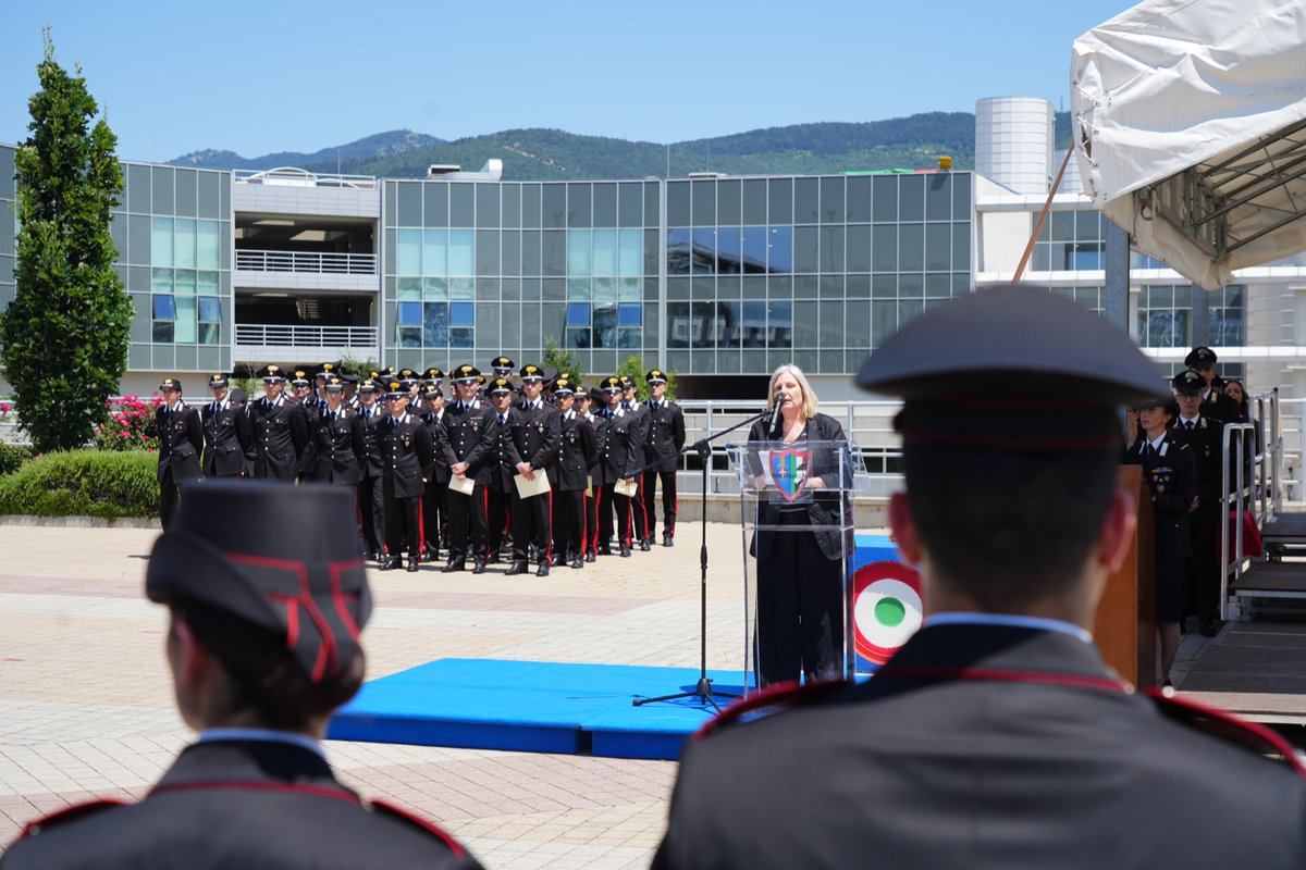 UNI_FIRENZE's tweet image. Stamani, alla presenza della rettrice @_alexpetrucci, la premiazione dei Marescialli e degli studenti universitari che hanno conseguito la laurea triennale in Scienze giuridiche e della sicurezza di #Unifi 
#giurisprudenza @_Carabinieri_ #StudentiUnifi