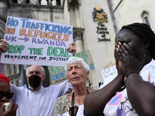 Nath_Yamb's tweet photo. 🇬🇧🇷🇼 La cour d’appel de Londres a jugé que le Rwanda ne pouvait pas être qualifié de “pays tiers sûr”, et a déclaré illégal le plan concocté entre le gouvernement 🇬🇧 et Paul Kagame de faire expulser vers le  Rwanda les réfugiés clandestins et demandeurs d’asile au Royaume-Uni, contre le paiement d’une somme 144 millions d’euros. Le PM 🇬🇧 annonce qu’il demandera la permission de faire un recours contre cette décision devant la cour suprême.