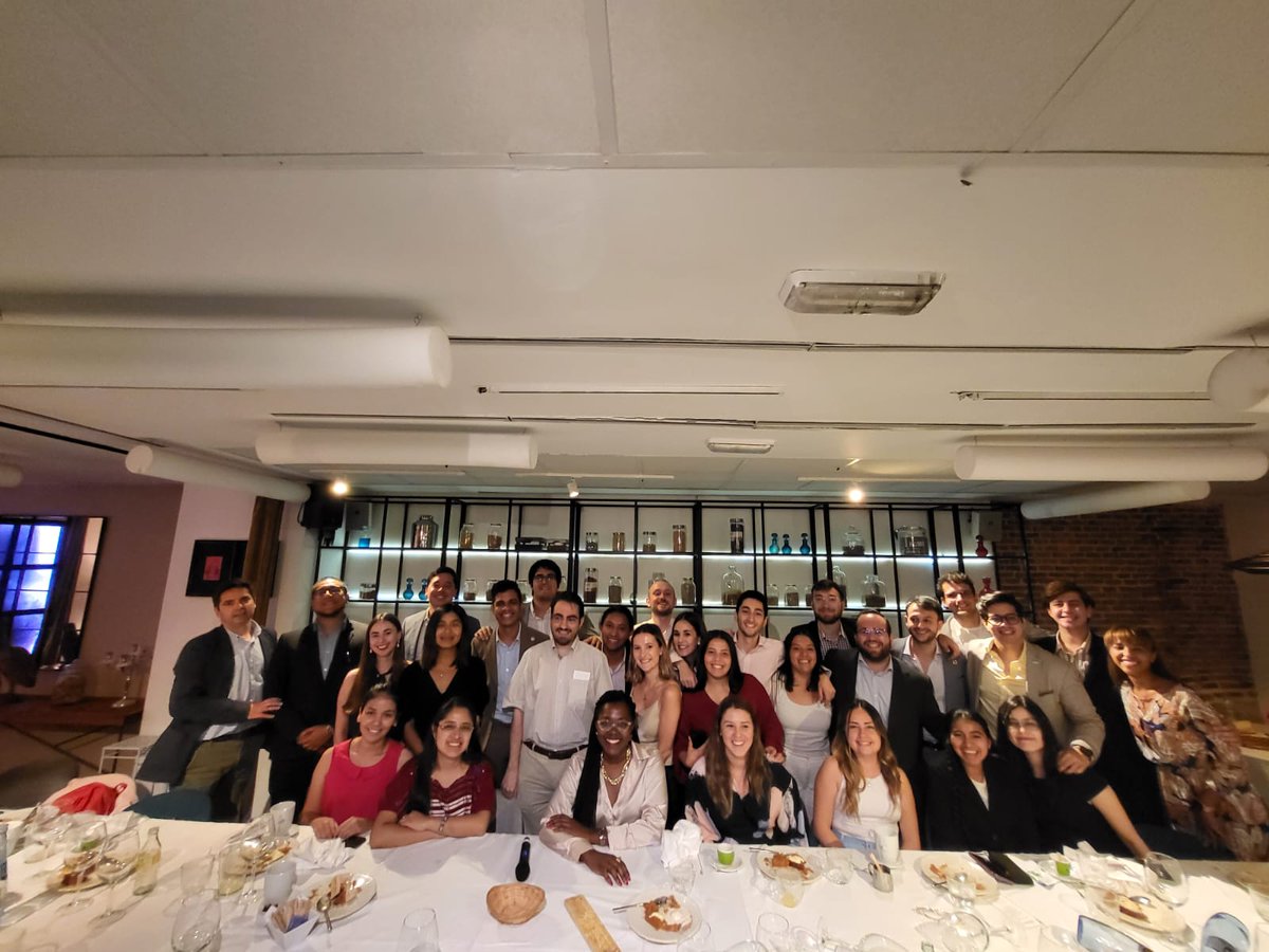 Red_Carolina's tweet photo. 📷 Almuerzo coloquio con la Red Iberoamericana de Jóvenes Líderes @Red_de_Lideres 

#JLI2023 #FundaciónCarolina @SantanderUni https://t.co/lOxVitvtmk