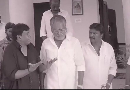 SDSS9025's tweet photo. மாமன்னன்=இசக்கி 
பகத் = கமல் 
பகத் அப்பா=சிவாஜி, 
இசக்கிதன் மக்களுக்கு பிரச்சினை வரும் போது சிவாஜிட்ட சொல்றார் ஆனா பிரச்சினை பன்னது தன் சொந்த சாதிங்குறதாலயும் அந்த தொகுதிய தனி தொகுதியாகுதுனு தெரிஞ்சு இசக்கிய தந்திரமா பேசி தன் அடிமையா வச்சுகிறார் இசக்கி மகன் அதை புரியவைக்கிறார் https://t.co/VqSMChgA8C