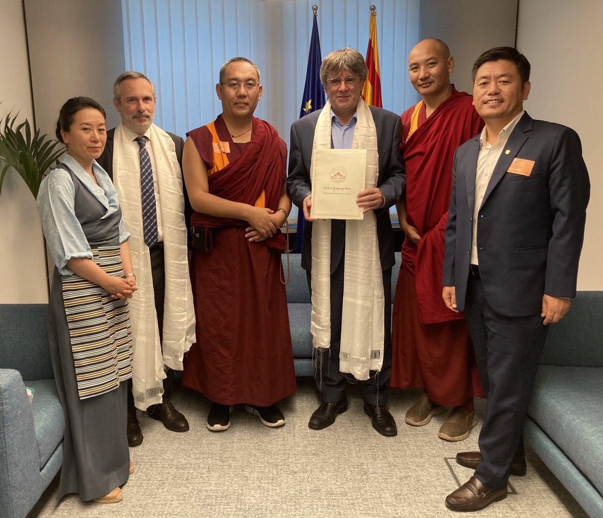 josepalay's tweet photo. El President Puigdemont @KRLS ha rebut una delegació del Parlament tibetà a l’exili @Tibparliament formada pels diputats Jamphal Tenzin, Thubten Gyaltsen i Dorjee Tseten. Han parlat de la persecució que pateix el tibetà a l’escola xinesa i el dret del Tibet a ser un país lliure. https://t.co/0dSCW7ncYa