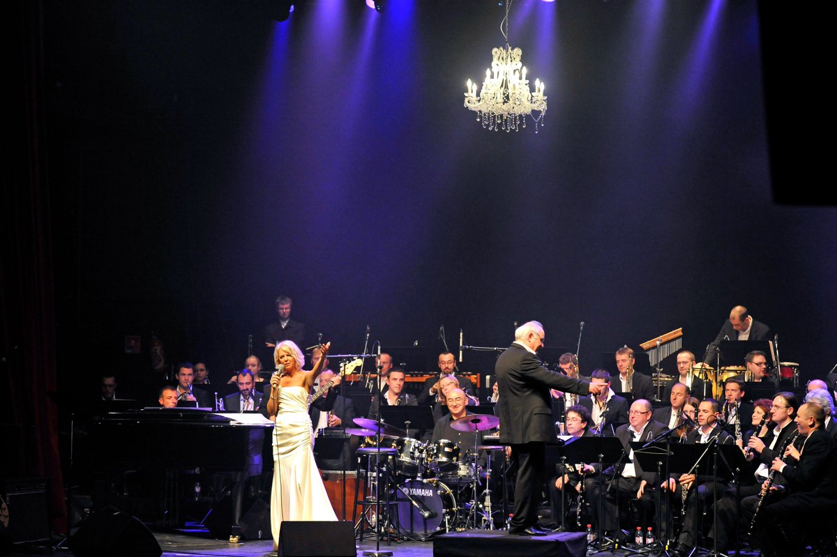 [🎺🎷🎵Coups de Vents Wind Orchestra x Anne Ducros : c'est dimanche !] Notre concert hommage à Ella Fitzgerald, aux côtés de la grande Anne Ducros, c'est dimanche à Neufchâtel-Hardelot. Grand moment en perspective, avec 47 musiciens sur scène ! Résas ici : jazzopalefestival.fr