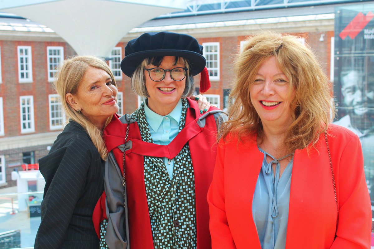 MiddlesexUni's tweet image. We’ve welcomed Philippa Perry, Fine Art alumna, back to Middlesex with an Honorary Doctorate 🎓❤️Philippa is well known as a psychotherapist, author, journalist and agony aunt. She brought Grayson Perry, Suzanne Moore and Janet Lee along to celebrate with her too 🎀 #MDXGrad
