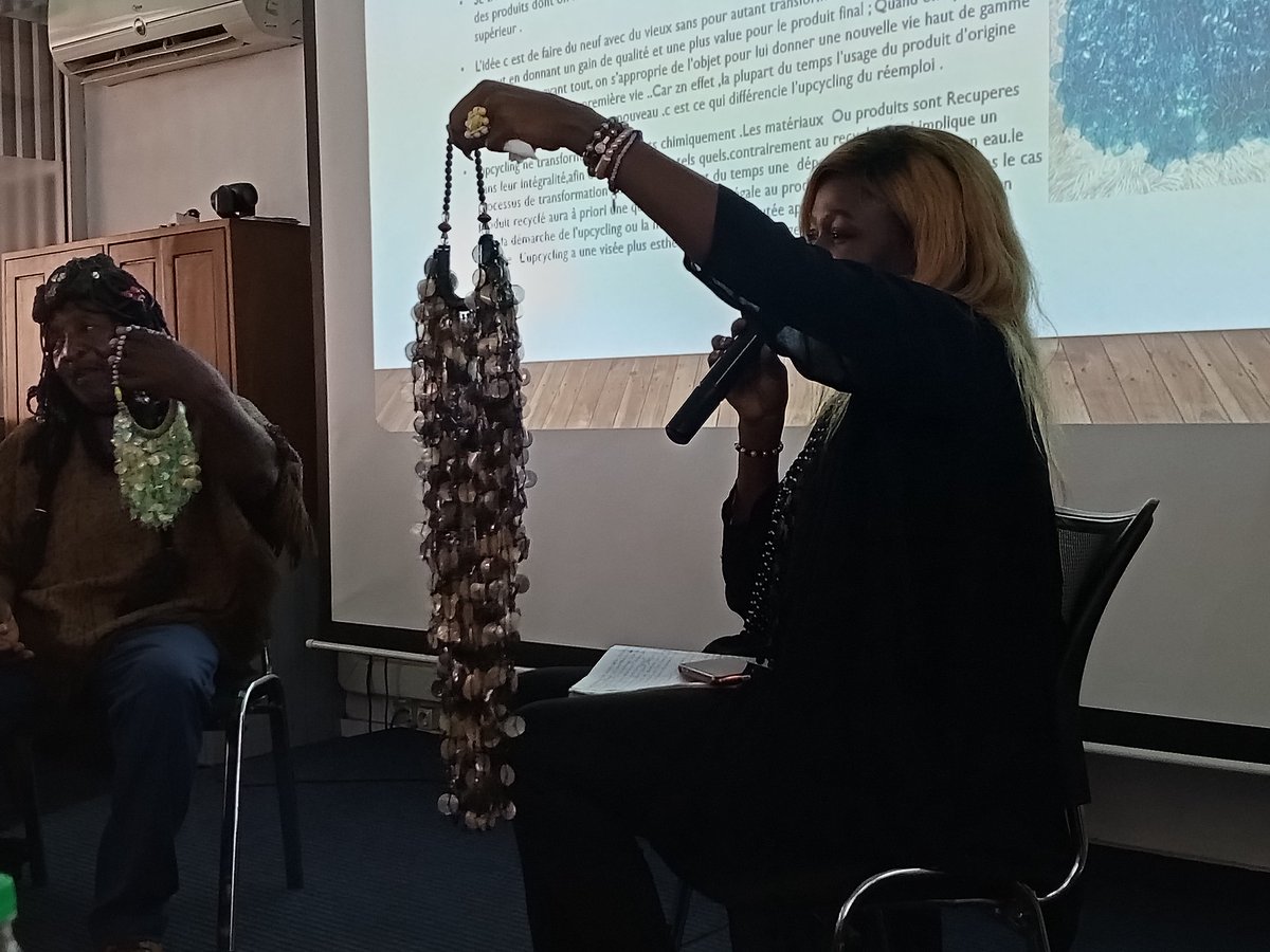 NdefruMelanie's tweet photo. Recycling plastic, the career in it. A Bantu Woman at the #237BloggerSummit in Yaounde has presented works of art made from plastic. Bloggers, lovers of art have been inquisitive about how much time she puts in producing her works, the challenges. @as https://t.co/WPmEoW14Eh