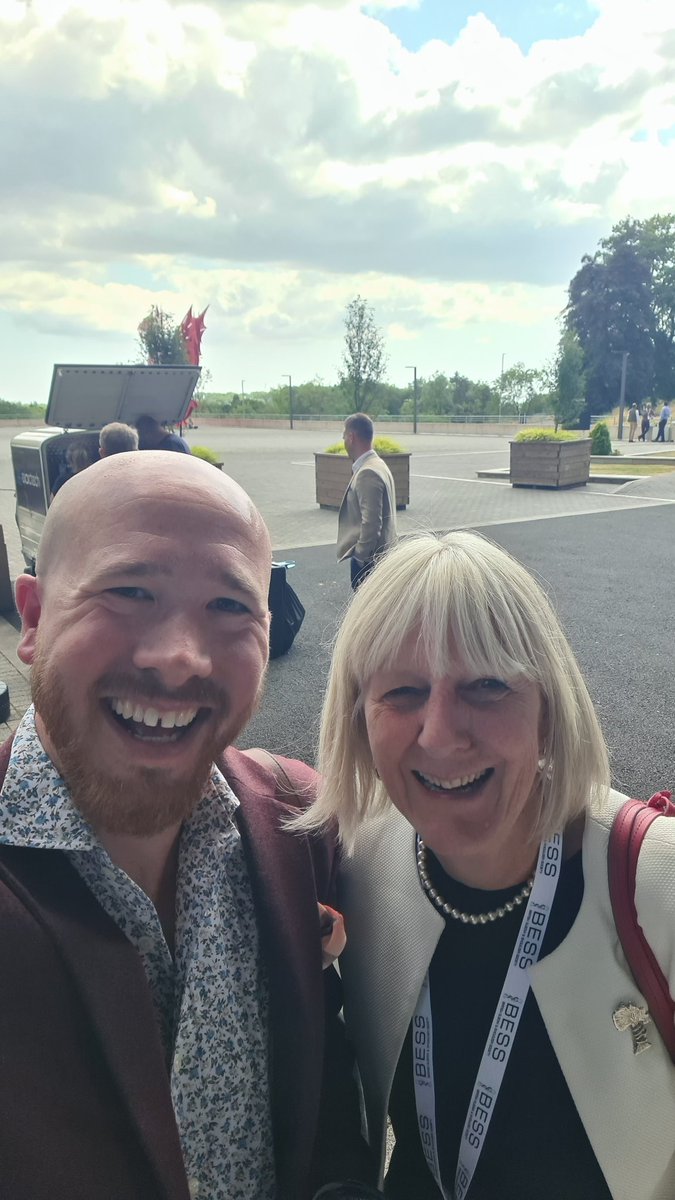 It's not a selfie 🤳it's an 'ussie'! Educational, inspirational chance meeting w. @BritOrthopaedic @deboraheastwood at this brilliant #BESS2023 meeting @bessconference

Chatted #TheLongRideHome @TheSCT @GOSHCharity @GreatOrmondSt #OrthoTwitter @dr_dferguson gr8 to finally meet u!