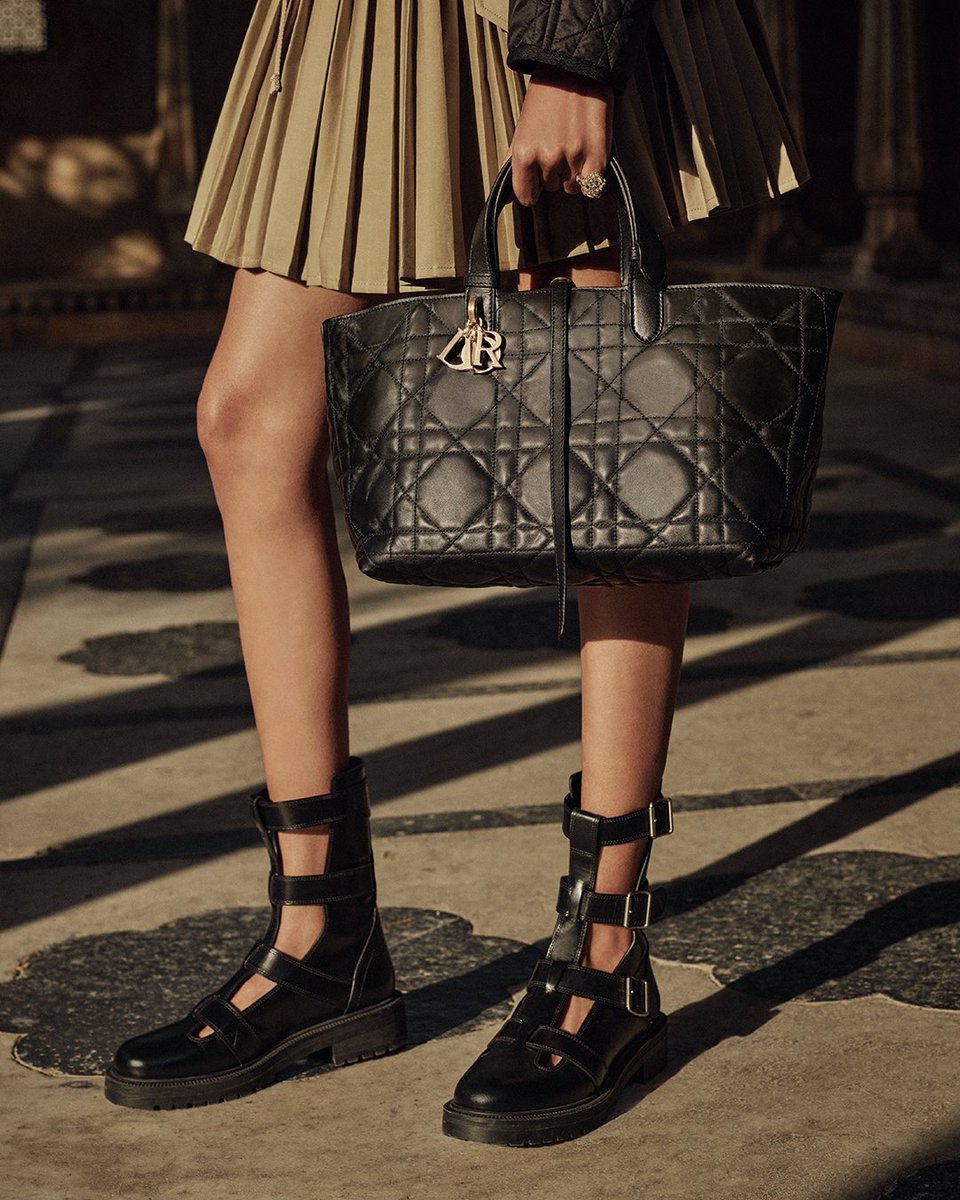 Cannage accents.
Journeying from Avenue Montaigne to Mumbai, the House's signature Cannage motif lends subtle graphic impact to a range of purist sand and black essentials from the #DiorFall23 collection by Maria Grazia Chiuri, now available on.dior.com/fall-23.