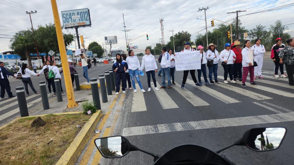 SOLTOLUCA's tweet photo. #AlertaVíal 🚫🛑| Maestros cierran la carretera libre y la autopista #Mexico-#Pachuca, en #Tecámac.

Vía Fernando Solís. https://t.co/X32fZHExnp
