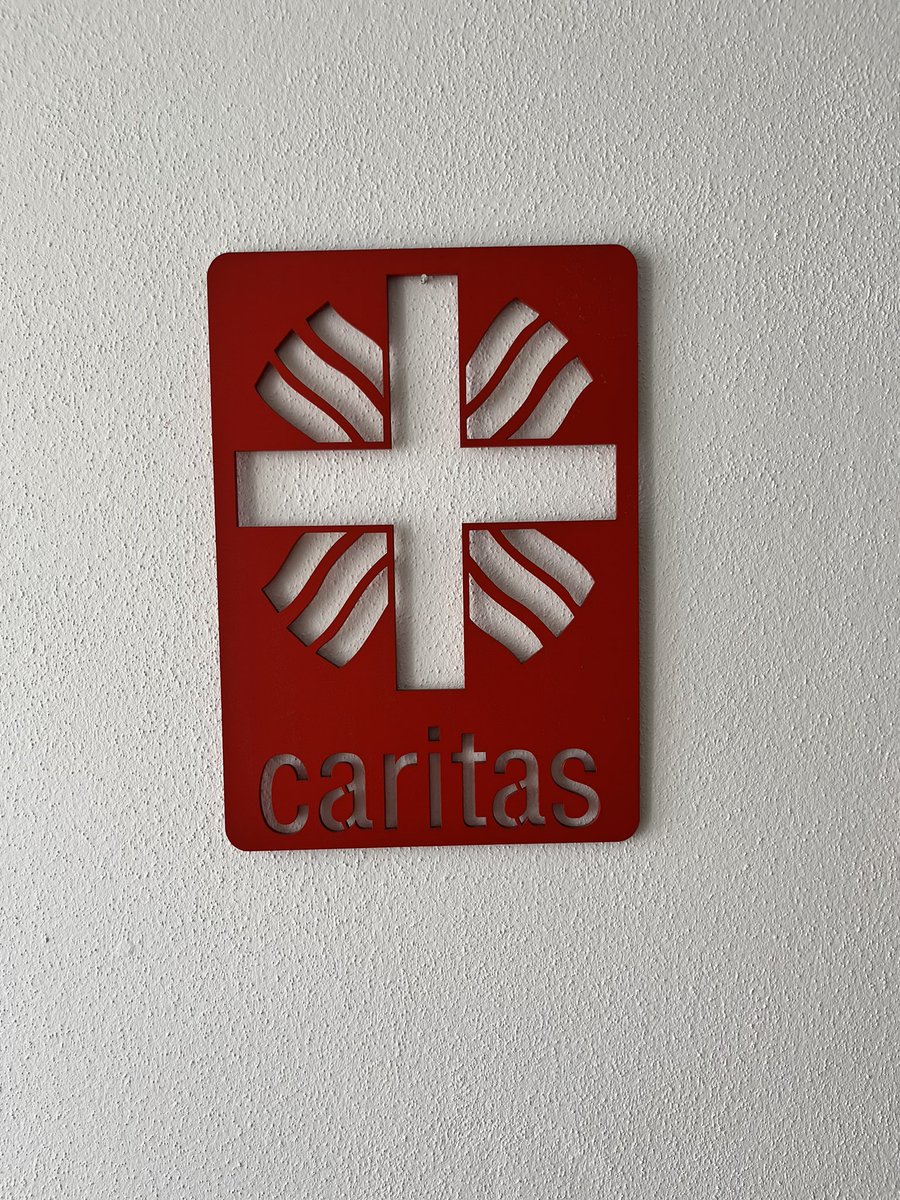 NYwelskop's tweet photo. Bei meinem Besuch beim Diözesancaritasverband Passau begegne ich dem #Flammenkreuz in allen Formen & Funktionen. #Notsehenundhandeln #DasMachenWirGemeinsam #FeuerwehrDesSozialen https://t.co/28c0uz6QZC
