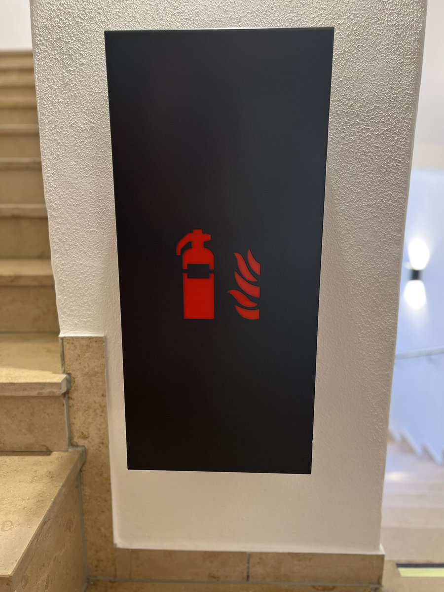 NYwelskop's tweet photo. Bei meinem Besuch beim Diözesancaritasverband Passau begegne ich dem #Flammenkreuz in allen Formen & Funktionen. #Notsehenundhandeln #DasMachenWirGemeinsam #FeuerwehrDesSozialen https://t.co/28c0uz6QZC