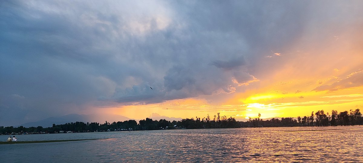 MoosaNazir12's tweet photo. Golden hour is my happy hour.
#wularlake https://t.co/SMfyoBZPJi