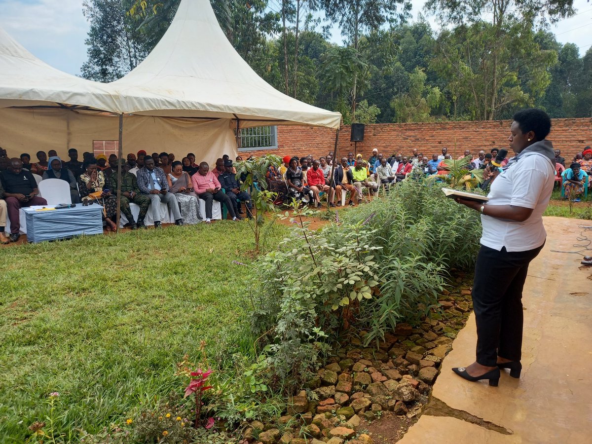 SectorNkanka's tweet photo. #Kwibuka29: V/Mayor Asoc @AnnemarieDukuz2,Ibuka n'Inzego z’Umutekano @RusiziDistrict, bifatanyije n'urugaga rw'abikorera mu Karere ka Rusizi #PSF mu kwibuka abazize Jenoside yakorewe Abatutsi 1994, igikorwa cyabereye ku rwibutso rw'umurenge wa #Nkanka @DrKibiriga @RwandaWest https://t.co/NRfviVX4ch