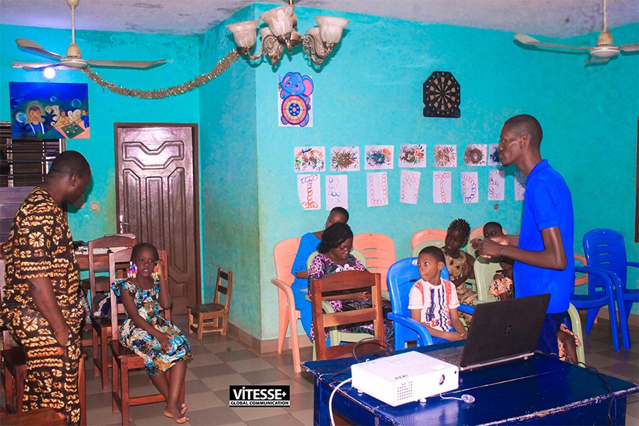 ESPPage's tweet photo. [LANCEMENT] 
Les Enfants furent émerveillés. 
Vous pouvez toujours inscrire vos Enfants.
Rejoignez-nous ! 
Inscription et renseignements : (00229) 62 61 25 53.
Merci pour la confiance ! 
#EnglishSummerProgram 
#SantaOil 
#TresorAdo
#VitessePlus
#Education
#Benin https://t.co/cQ6L6b3Tzq