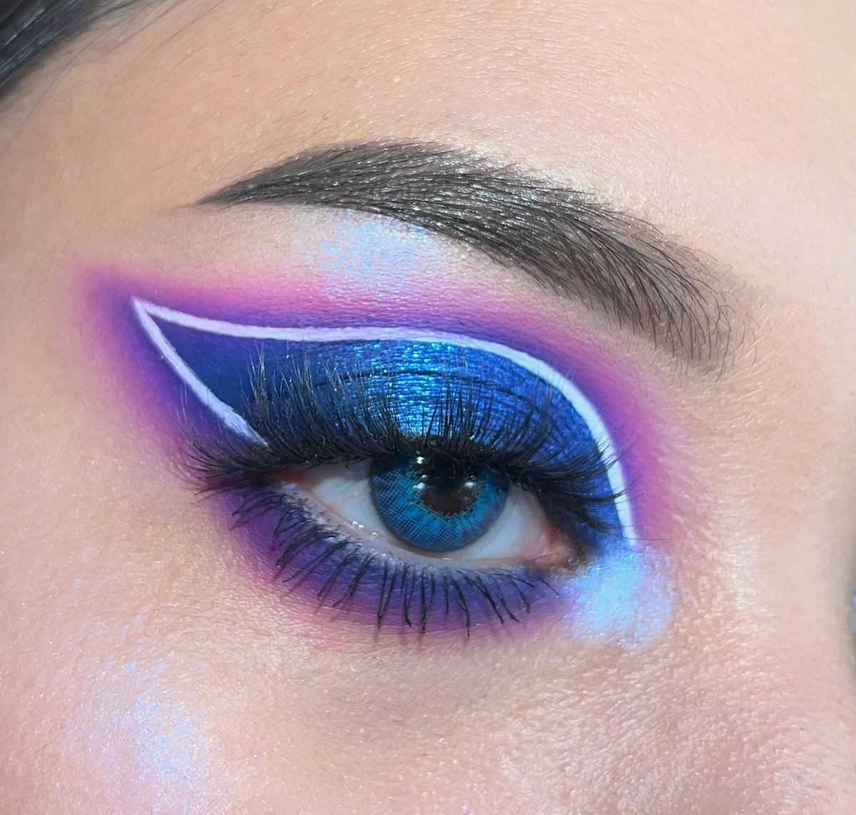 OFRACosmetics's tweet photo. Take your look to another 𝘨𝘢𝘭𝘢𝘹𝘺 🚀
⁠
⁠
📸: @lexmakeups 𝗦𝗽𝗮𝗰𝗲 𝗕𝗮𝗯𝘆 𝗛𝗶𝗴𝗵𝗹𝗶𝗴𝗵𝘁𝗲𝗿 https://t.co/Jp0XgUBI1q