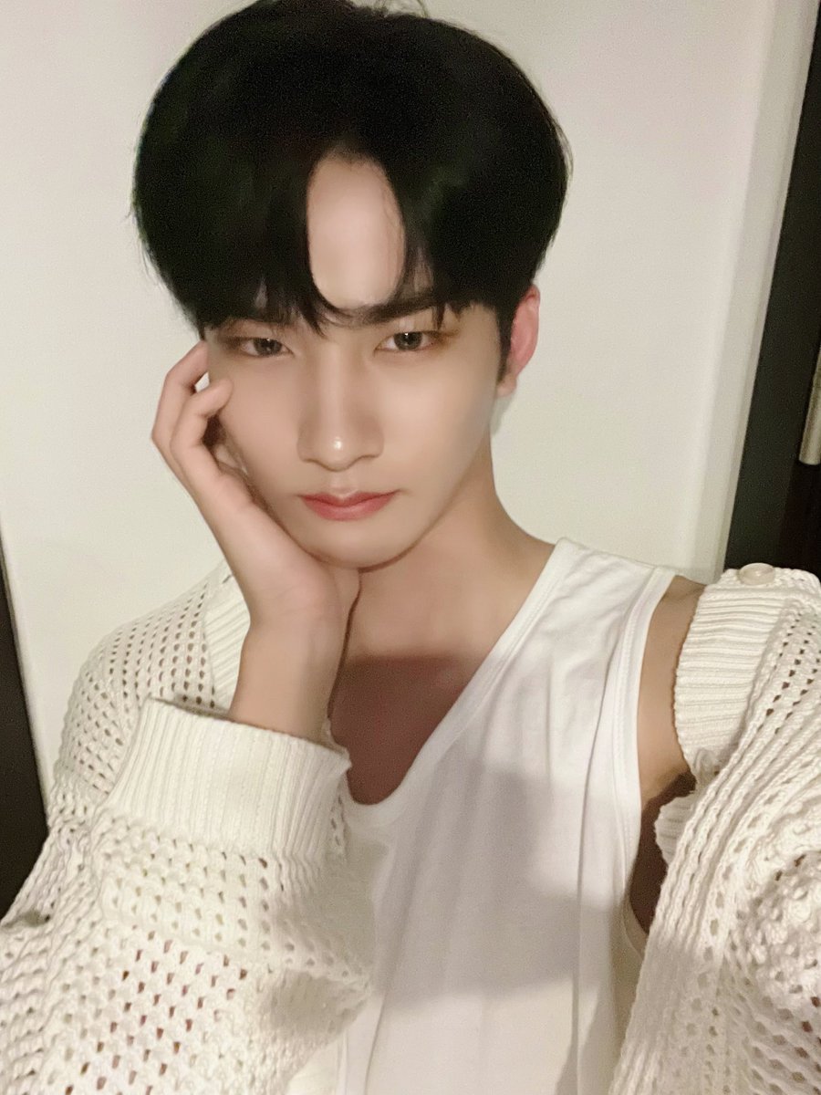 [#제프]

못 주무세요 

(셀카를 올렸기 때문)😉😉

#EPEX #이펙스 #JEFF #제프 #젶프프