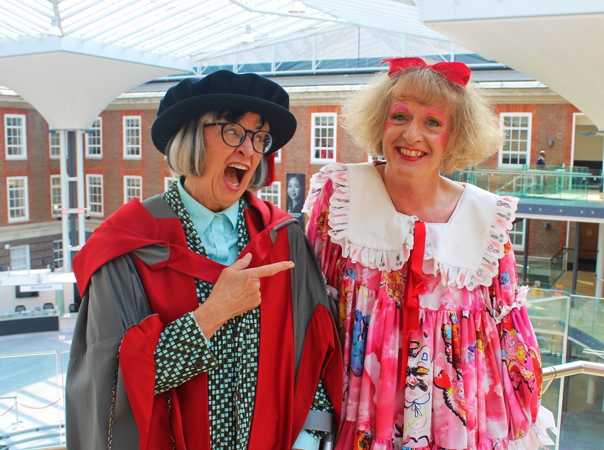 MiddlesexUni's tweet image. We’ve welcomed Philippa Perry, Fine Art alumna, back to Middlesex with an Honorary Doctorate 🎓❤️Philippa is well known as a psychotherapist, author, journalist and agony aunt. She brought Grayson Perry, Suzanne Moore and Janet Lee along to celebrate with her too 🎀 #MDXGrad