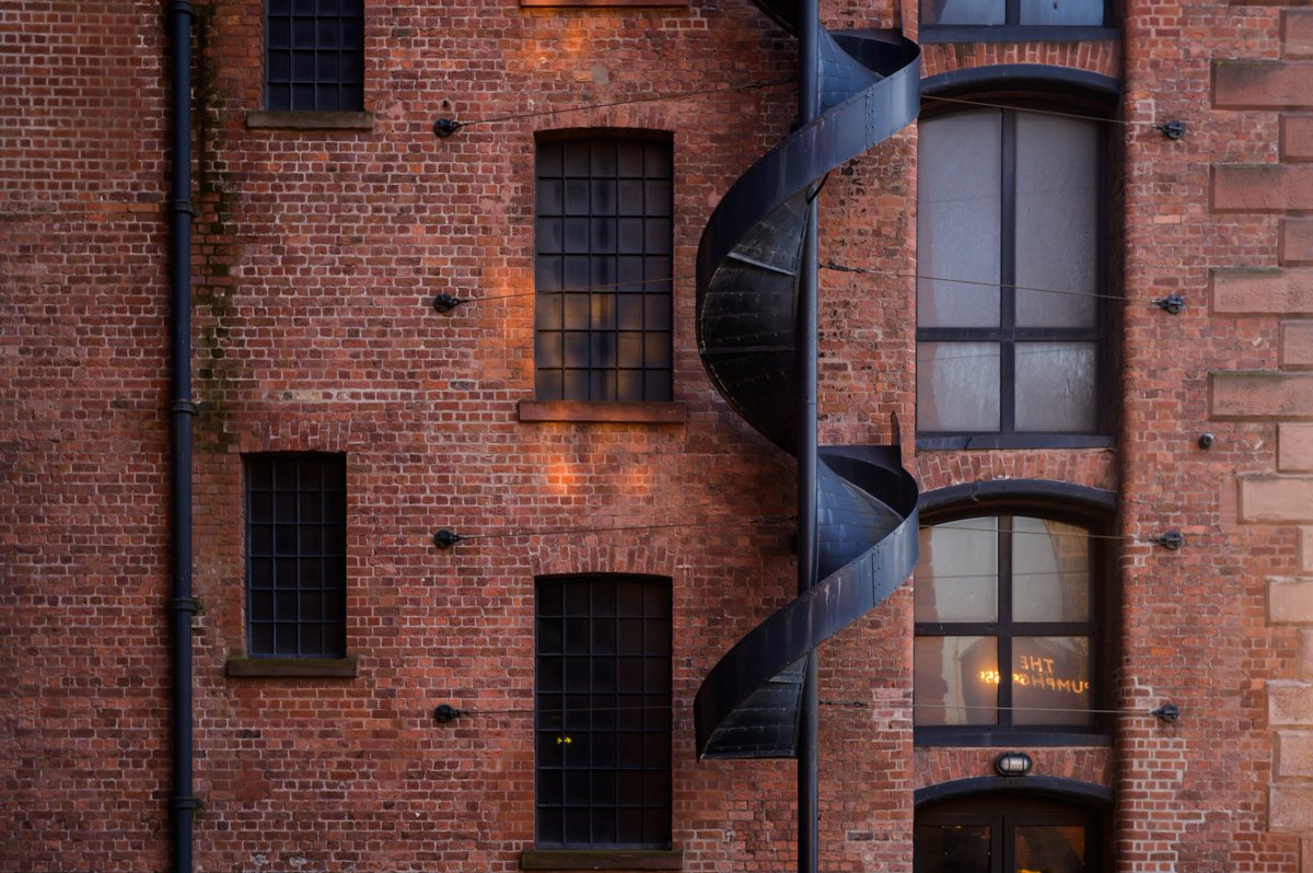 Discovering #Liverpool's maritime history begins before you even step inside the museum. The pioneering @theAlbertDock opened in 1846, and was the first structure in Britain to be built from cast iron, brick and stone, with no structural wood. 📸 @petecarr @VisitLiverpool