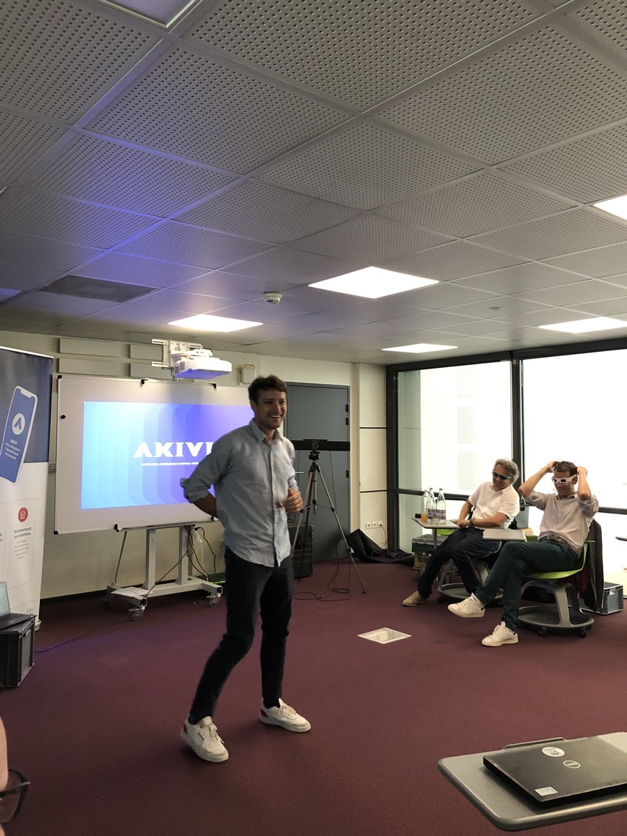 La plage au #BootCamp11 #VpNum? Non, des lunettes pour tester #AKIVI, présenté par Florian Bernard, neurochirurgien: la première application d’anatomie certifiée en réalité virtuelle. #InnovationPedagogique #Anatomie