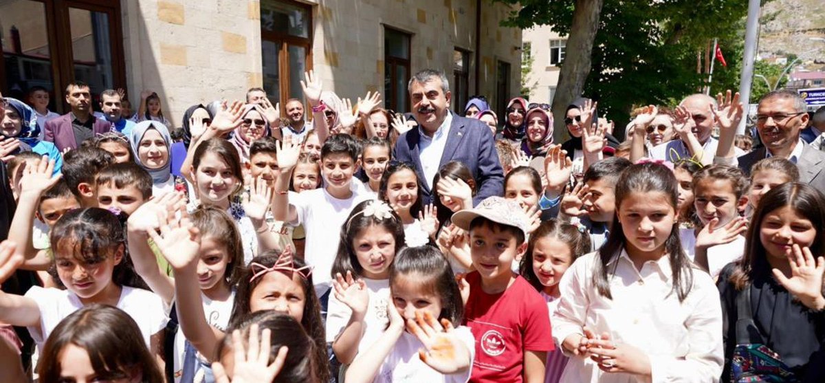 Millî Eğitim Bakanı <a href="/Yusuf__Tekin/">Yusuf Tekin</a>, Bayburt programı kapsamında Valiliği ziyaret etti.

“Eğitim öğretim yılına hazırlık açısından bir eksiğimiz, bir aksağımız, bir yanlışımız, çözülmesi gereken bir problem var mı? Onlara bakıyoruz. Bayram tatili olunca bayramda da illerimizi