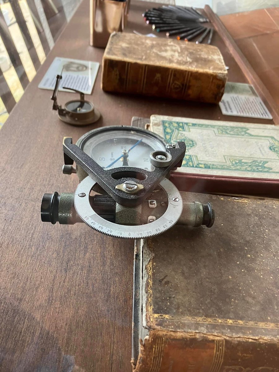 MuseoGUA's tweet photo. Ven al #MuseoGua ubicado en #JardinesLaColina y conoce el #teodolito donado por Jorge Tarazona, un elemento antiguo utilizado por #topografos para trazar #vias. https://t.co/9phpUe2lXF