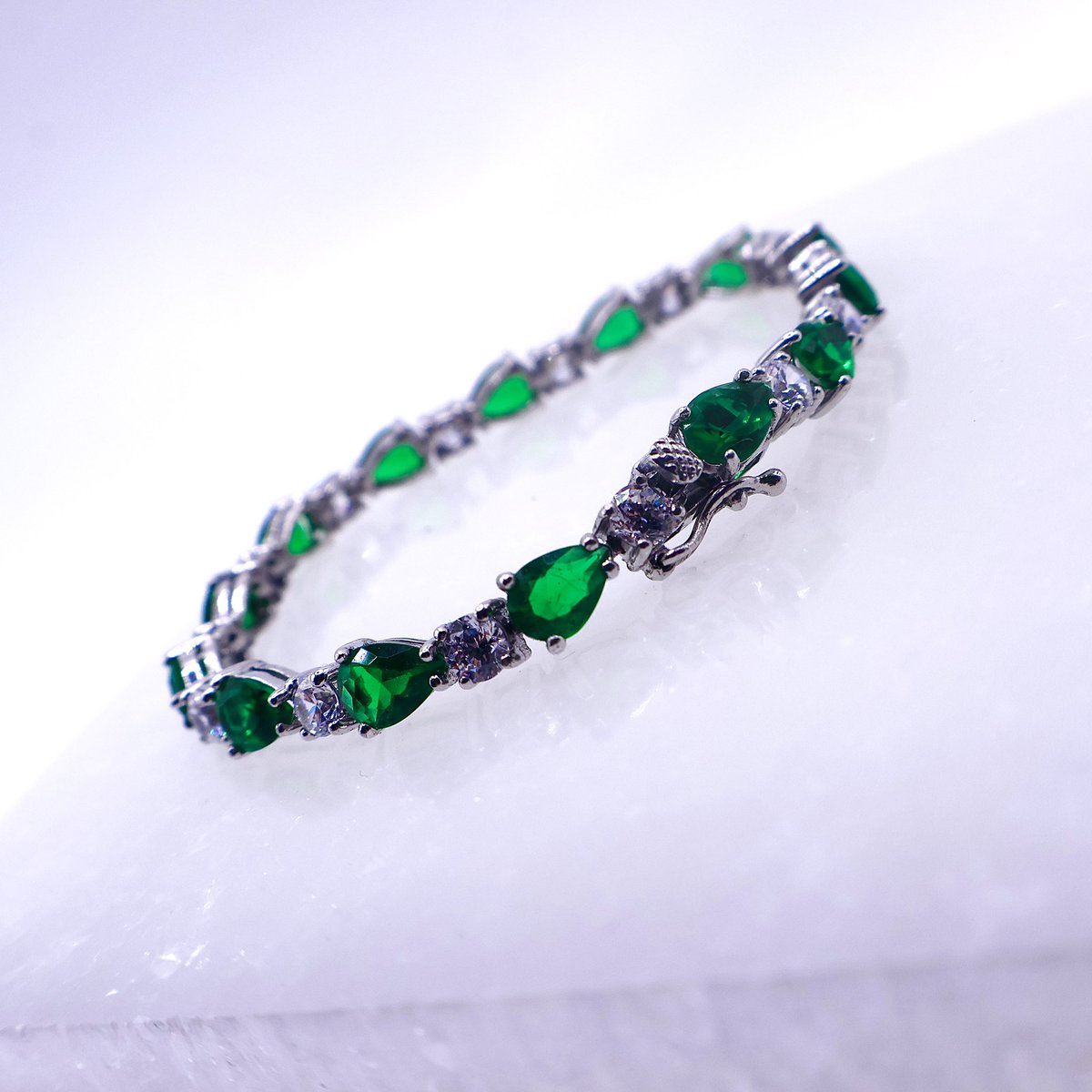 Stauer Helenite Tennis Bracelet ✨this piece is definitely an eye-catcher

#avonct #ct #helenite #crystals #crystalgems #rarecrystals #farmingtonct #onlinestore #nationwideshipping #highendcrystals #highendgems #sage #spirituality