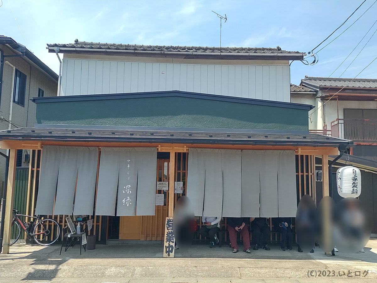 web59350062's tweet photo. 【埼玉県東松山市 中華そば深緑 】
「黒出汁（もろみポーク３枚）」

車じゃないと訪問困難な場所に片道２時間かけて行ってきた(笑)！

鶏の美味さが前面に感じられるスープは軍鶏に松坂牛や黒豚などの動物系、牡蠣、ハマグリの魚介系がふんだんに入っています。

詳細👇
https://t.co/mZJg2WJbZE https://t.co/ZyJFqDeyot