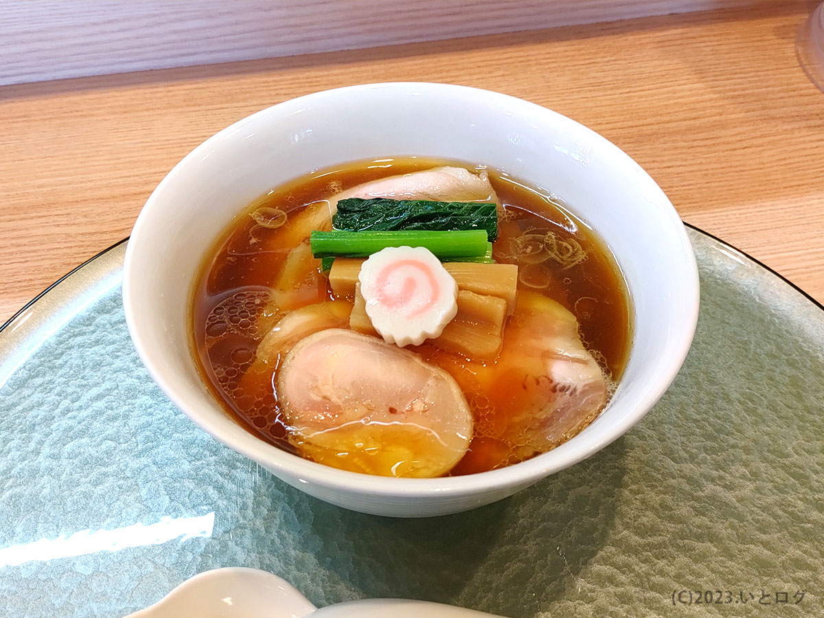 web59350062's tweet photo. 【埼玉県東松山市 中華そば深緑 】
「黒出汁（もろみポーク３枚）」

車じゃないと訪問困難な場所に片道２時間かけて行ってきた(笑)！

鶏の美味さが前面に感じられるスープは軍鶏に松坂牛や黒豚などの動物系、牡蠣、ハマグリの魚介系がふんだんに入っています。

詳細👇
https://t.co/mZJg2WJbZE https://t.co/ZyJFqDeyot