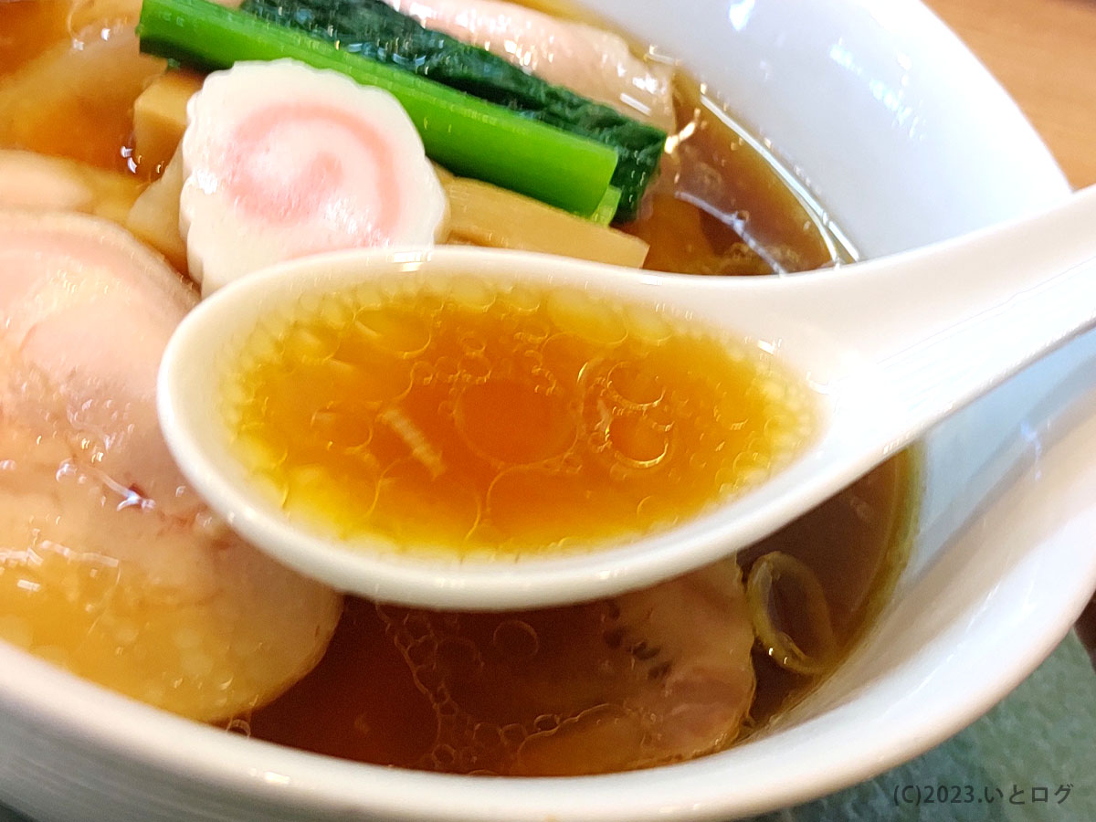 web59350062's tweet photo. 【埼玉県東松山市 中華そば深緑 】
「黒出汁（もろみポーク３枚）」

車じゃないと訪問困難な場所に片道２時間かけて行ってきた(笑)！

鶏の美味さが前面に感じられるスープは軍鶏に松坂牛や黒豚などの動物系、牡蠣、ハマグリの魚介系がふんだんに入っています。

詳細👇
https://t.co/mZJg2WJbZE https://t.co/ZyJFqDeyot