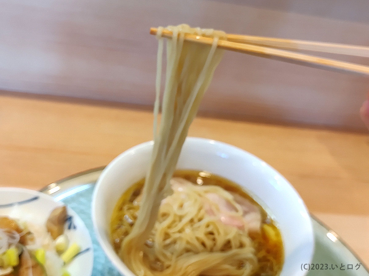 web59350062's tweet photo. 【埼玉県東松山市 中華そば深緑 】
「黒出汁（もろみポーク３枚）」

車じゃないと訪問困難な場所に片道２時間かけて行ってきた(笑)！

鶏の美味さが前面に感じられるスープは軍鶏に松坂牛や黒豚などの動物系、牡蠣、ハマグリの魚介系がふんだんに入っています。

詳細👇
https://t.co/mZJg2WJbZE https://t.co/ZyJFqDeyot