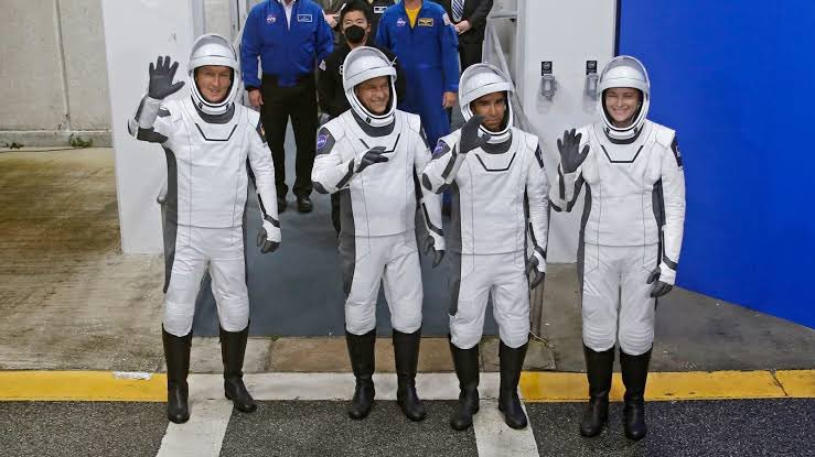 1. Como cree <a href="/hospitalangeles/">Hospital Angeles Health System</a> que se ven los astronautas.
2. Como se ven los astronautas.