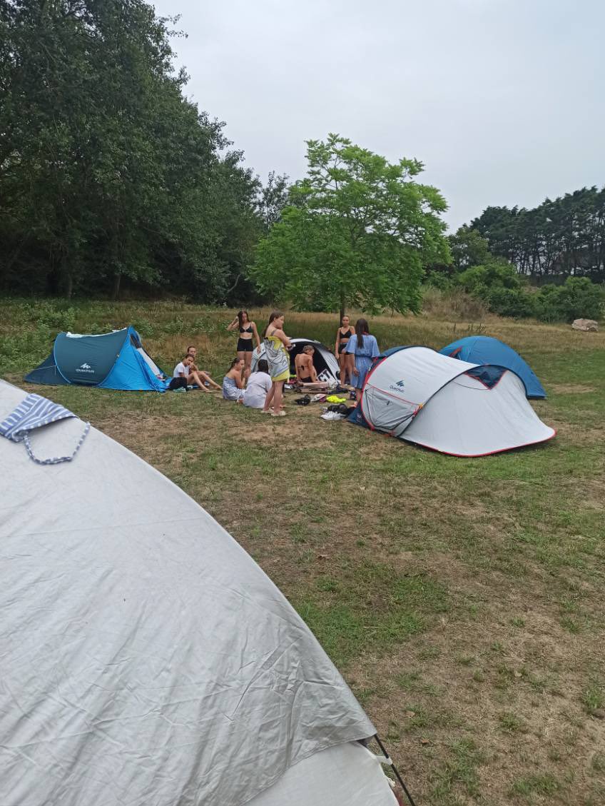 Même si le temps n’a pas été de la partie, les élèves de l’AS ont pleinement profité de ces deux journées de raid aventure encadrés par l’eus professeurs d’EPS. Vélo, activité nautique, camping pour terminer cette année sportive.