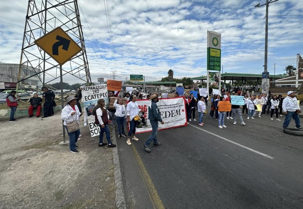 infopolitano's tweet photo. #BLOQUEO | Otro bloqueo se registra sobre la carretera federal Texcoco-Lechería, a la altura del municipio de #Ecatepec 🛑TOME PRECAUCIÓN🛑 https://t.co/xEgk3GijZI