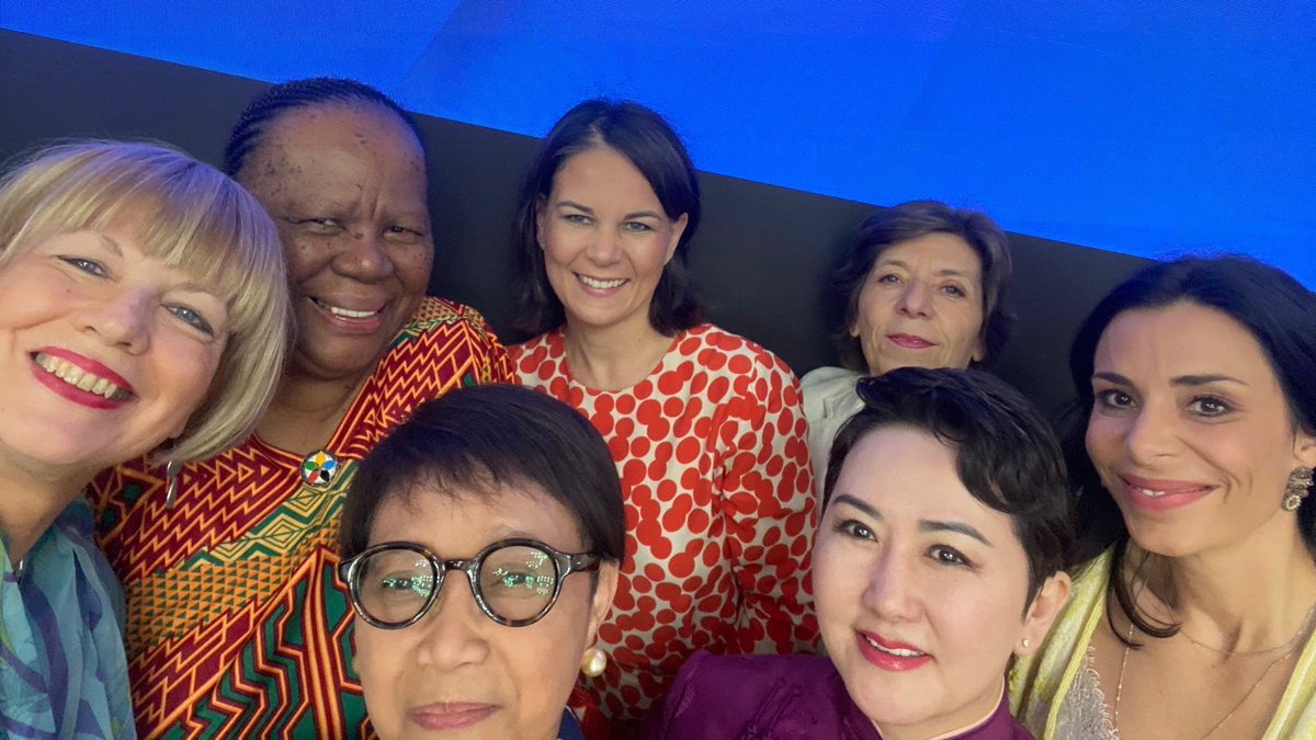 Thank you for initiating this meeting of #FemaleForeignMinisters, @BattsetsegBatm2 - and thank you, dear colleagues, for your continuous efforts for women, peace and security worldwide! @battsetsegBatm2 @MinColonna @DominiqueHasler @Menlu_RI @DIRCO_ZA & Véronica Macamo