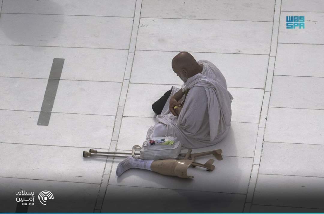 saudiexpat's tweet photo. His disability did not prevent him from traveling to Makkah and enduring hardship in performing Hajj 🕋. https://t.co/MXTwKRoNPE