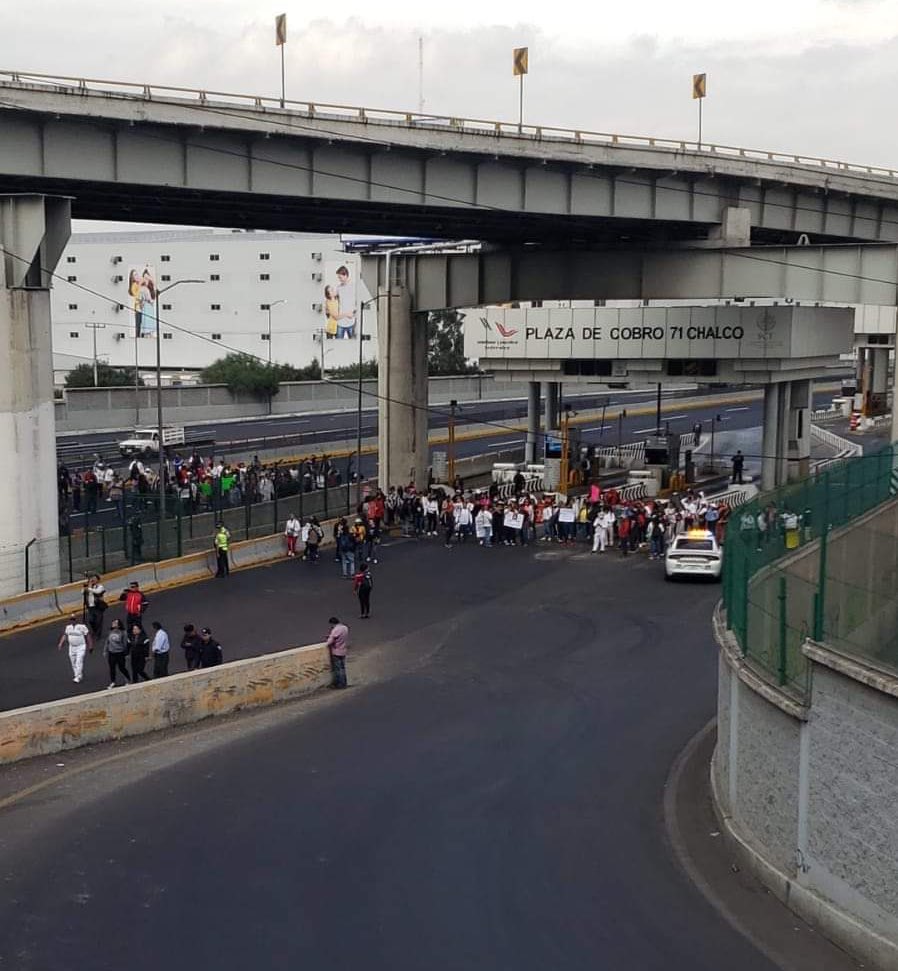 infopolitano's tweet photo. #BLOQUEO | Así es como maestros del Estado de México impiden la circulación en la caseta de cobro de #Chalco https://t.co/wiIOhp89Gj