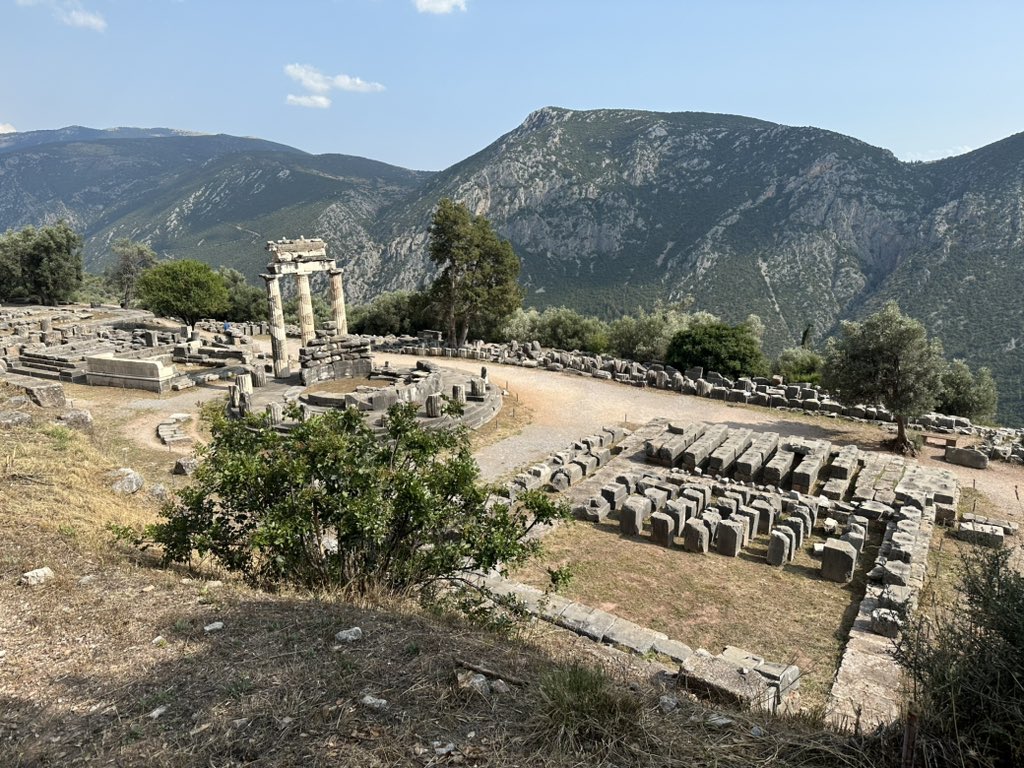 Οδήγησα στους Δελφούς. 
Ναός της Αθηνάς