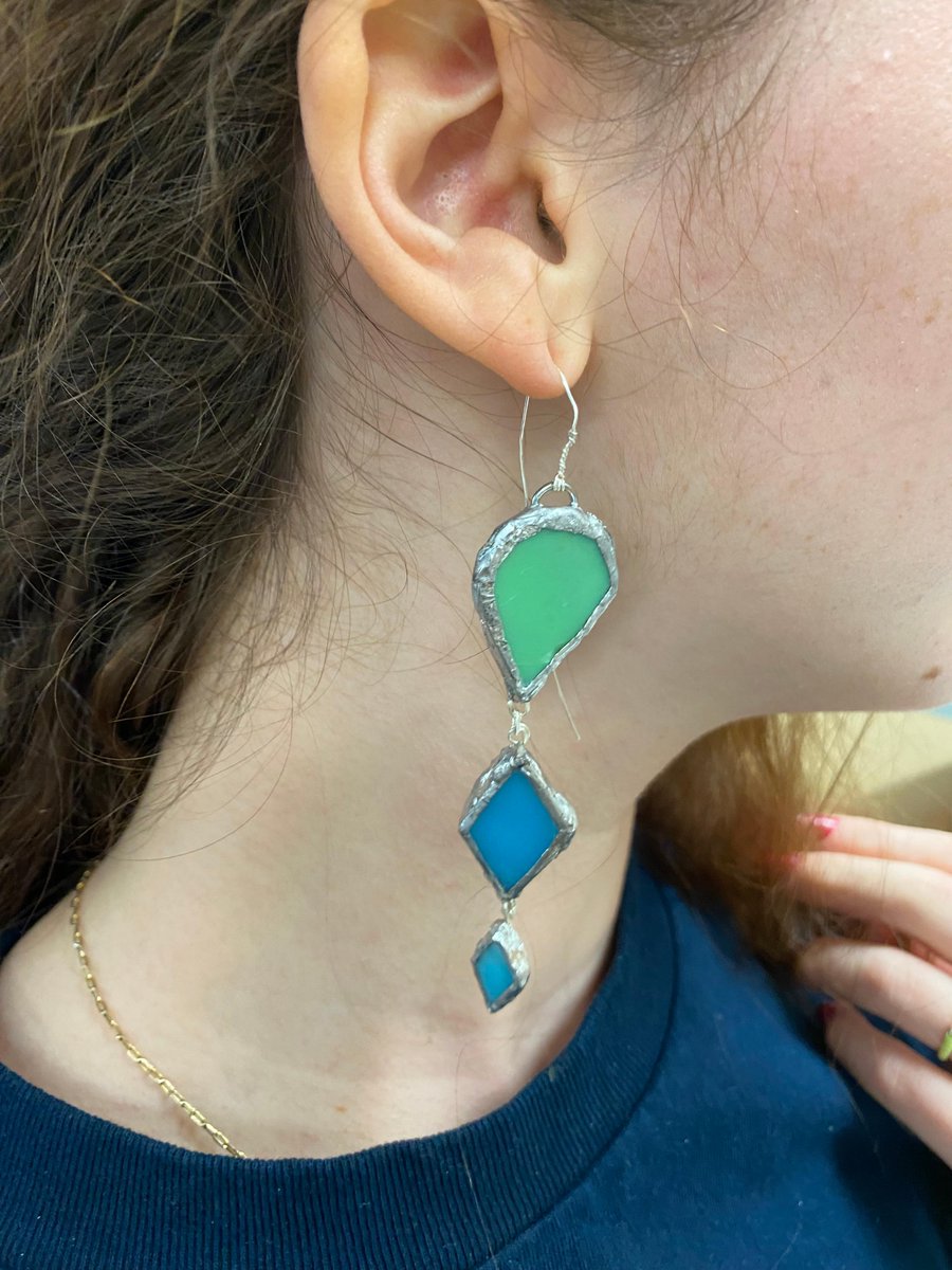 SSASummer's tweet image. Last week #SSASummerSchool students in Roy Parlour's glass class visited @pghglasscenter and @SCCPgh gaining inspiration from demonstrations, exhibits &amp;amp; lectures. They then crafted incredible pieces in class like stained glass earrings and an ornate glass &amp;amp; copper piece. 🎨