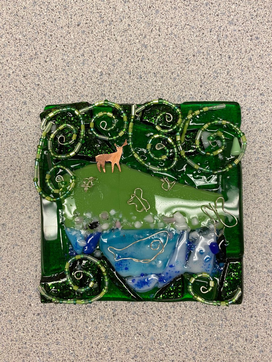 Last week #SSASummerSchool students in Roy Parlour's glass class visited <a href="/pghglasscenter/">Pittsburgh Glass Center</a> and @SCCPgh gaining inspiration from demonstrations, exhibits &amp; lectures. They then crafted incredible pieces in class like stained glass earrings and an ornate glass &amp; copper piece. 🎨