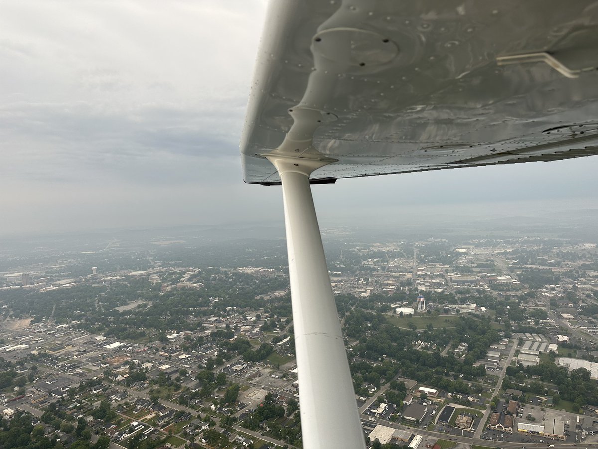 FlyingTidwell's tweet photo. @wxornotBG @WKUweather The camera makes it look way better than it is.  Is there a good forecast model depicting the movement/pattern of the smoke.  I found https://t.co/h2w7k1T2jk - Best I could come up with. https://t.co/1PWiCkzSVa