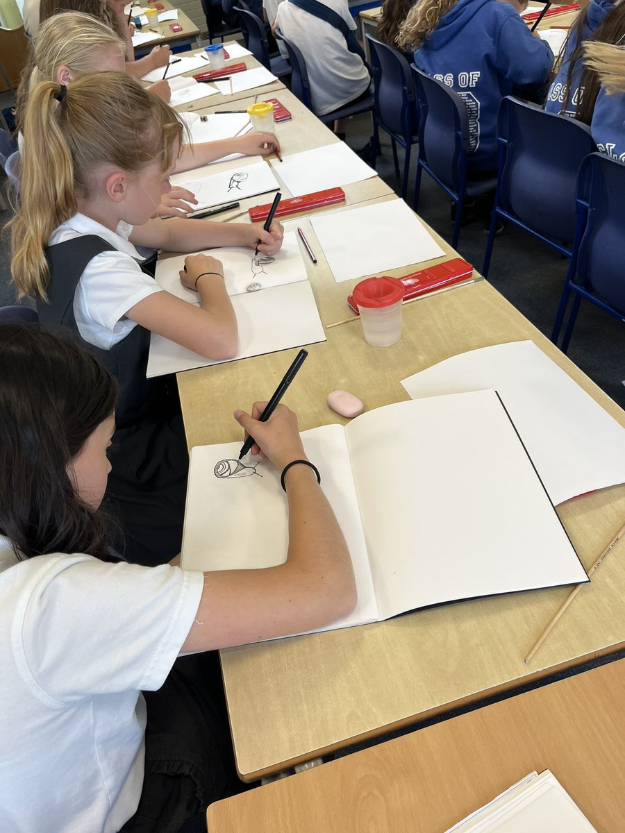 wclpsyear6's tweet photo. We are all feeling very privileged to have had @etomlinson_art in Y6 today. Our 🐌 sketches and water colours were brilliant after some expert tips and tricks! #wclpsart https://t.co/lh4srJuVZT