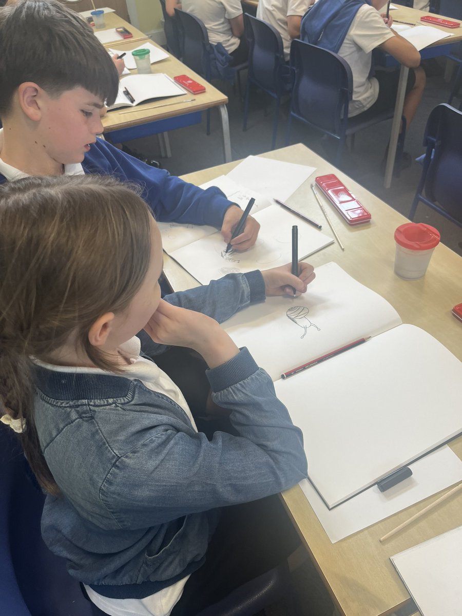 wclpsyear6's tweet photo. We are all feeling very privileged to have had @etomlinson_art in Y6 today. Our 🐌 sketches and water colours were brilliant after some expert tips and tricks! #wclpsart https://t.co/lh4srJuVZT
