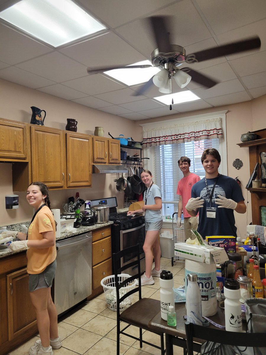 lighttheworlddc's tweet photo. Blessed Isidore small group at Brothers of Charity helping clean the kitchen! #service #charity https://t.co/V1mnbBF1GW